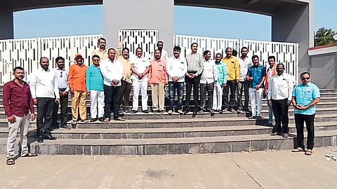 Officials and activists of Shiv Sena shouting slogans against Municipal Corporation at entrance of the garden on the bank of Panzra river