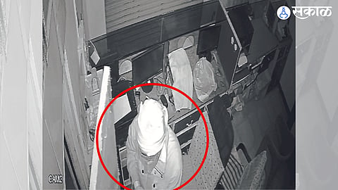 Suspect caught on CCTV camera stealing from customer service centre.