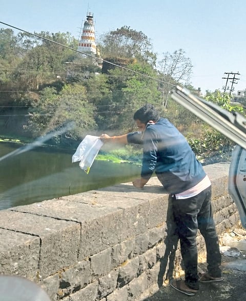 निर्माल्य नदीत फेकण्याच्या
प्रकाराला आळा बसवा