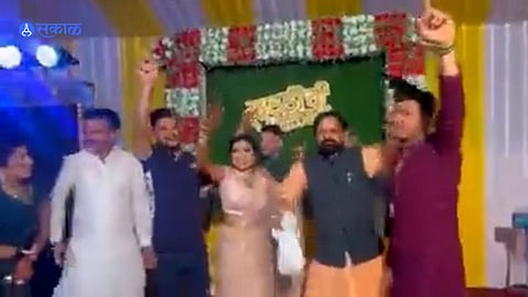Bharat Gogawle: शिंदे गटाचा नेता ठाकरे गटाच्या कार्यक्रमात झिंगाट, गोगावलेंचा Video Viral