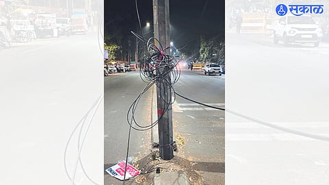 A cable wrapped around a lamp post.