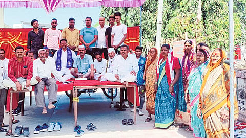 Office bearers and beneficiaries on hunger strike in front of Municipal Council office here.