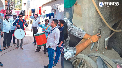 Satana Municipality dhol tasha bhonga played in front of houses of arrears for tax recovery