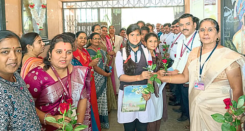 तळेगाव येथील केंद्रावर
गुलाबपुष्प देऊन स्वागत