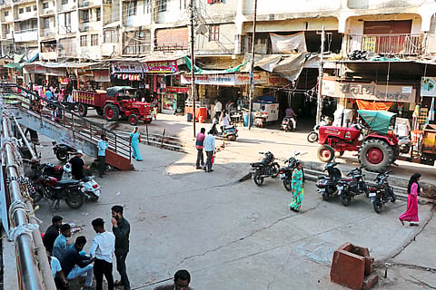 Jalgaon: Vehicles of encroachment removal department in Phule market all day on Friday