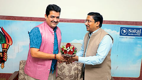 During the 'Sakaal-Samvad' program, while welcoming the Provident Fund (PF) Commissioner of Nashik Area, Anil Kumar Pritam, editor of the Uttar Maharashtra edition of 'Saakaal'. Rahul Ranalkar.