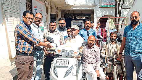 giving a statement to the Panchayat Samiti by Taluka President of Prahar Jan Shakti