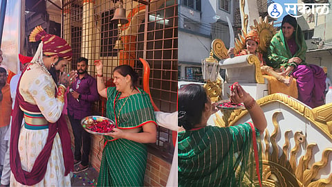 Child Shivaji and Mata Jijau in a buggy in a palanquin procession taken out of Old Nashik. In the second photograph, a woman is admiring the youth dressed as Chhatrapati Shivaji Maharaj.