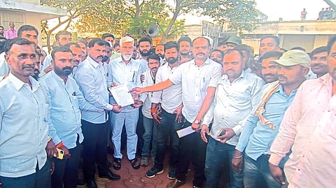 Maharashtra State Onion Producers' Association Bharat Dighole and Officer Shiva Sureshe while giving a statement after the discussion by Guardian Minister Dada Bhuse.