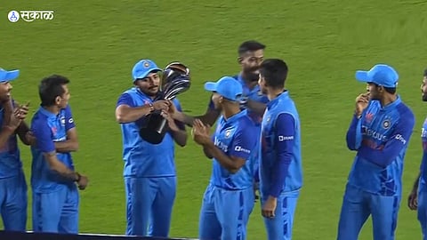 Ind vs nz Hardik Pandya Hands Trophy To Prithvi Shaw After India Beat NZ Ishan Kishan-Shubman Gill corner