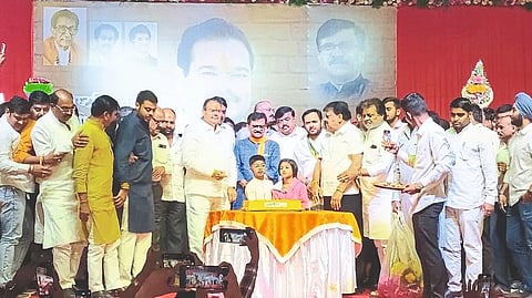 MP Sanjay Raut cutting the cake on the occasion of Sunil Bagul's obituary ceremony.