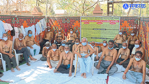 Retired Civil Engineering Assistant Action Committee office bearer half-naked movement