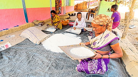 Tribal women choosing adulterated rice from Garib Kalyan Yojana