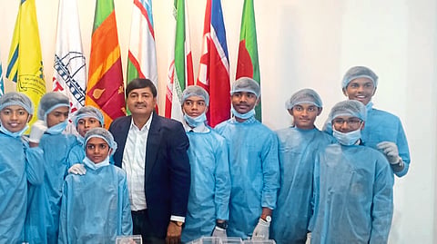 Manav Dhan Sanstha's world record students Yohan Thakur, Manish Patil, Bhagyesh Ghevre, Prem Devre, Karthik Chothwe, Sarvesh Magar, Gaurav Magar along with Foundation Secretary Milind Chaudhary.