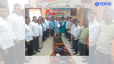 Pachora: District President Ravindra Patil giving appointment letter to newly appointed Bhadgaon Taluka President Kunal Patil in the review meeting of Nationalist Youth Congress. Officials like Dilip Wagh, Sanjay Wagh, Vikas Patil, Harshal Patil etc