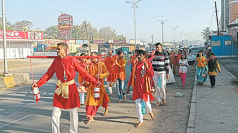 आळंदीत फराळ वाटप