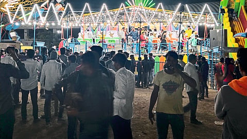 Devotees enjoying entertainment at Yatrotsav such as break dance, rahat palana, maut ka kua