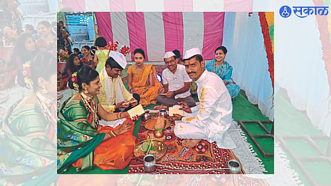 Janve (T. Amalner): The bridegroom and bridegroom were present while writing a letter to the government regarding the Padalse dam in the turmeric program itself