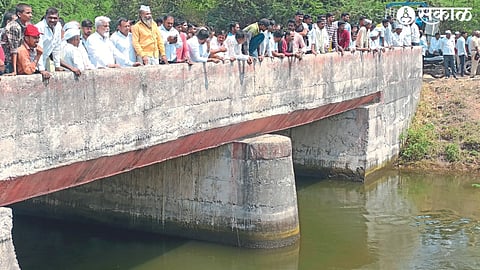 Crowd on the bridge near Godavari Canal.