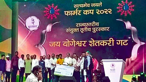 Members of Jai Yogeshwar group from Dangar Budruk accepting the third place prize at the prize distribution ceremony of the 'Satyamev Jayate' Farmer Cup competition.