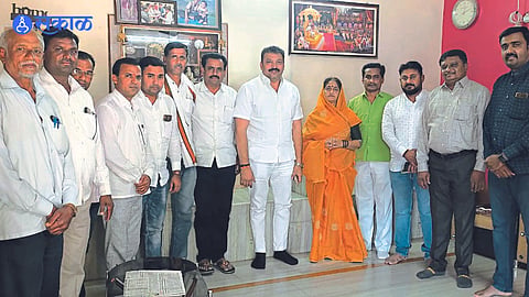 Former MLAs Smita Wagh and Shirish Chaudhary along with office bearers and activists gathered for the market committee election meeting.