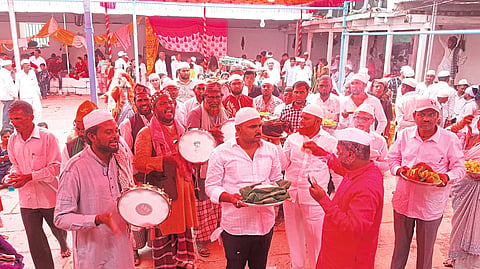वडगावपीर येथे यात्रेनिमित्त
नैवद्याची सवाद्य मिरवणुक