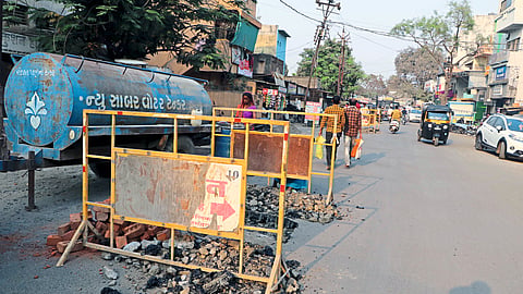 Chamber work in progress on the road between Pandey Dairy Chowk and Neri Naka.