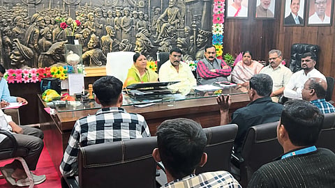 Mayor Pratibha Chaudhary speaking at the review meeting of Municipal Public Health Department