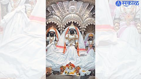 On the occasion of Amlaki Ekadashi, Lord Shri Ram and Lakshmana were tied with 32 hands of feta.