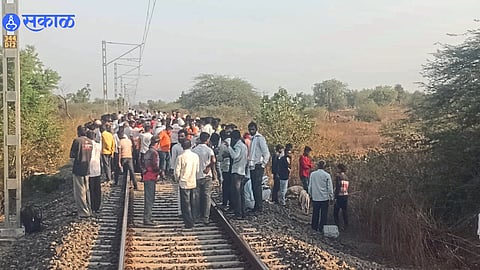 Crowd at the accident