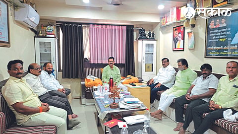 While discussing the election of Nashik Bazar Committee, Deputy Leaders of Thackeray group Baban Gholap, Datta Gaikwad, Vijay Karanjkar, Sudhakar Badgujar, Vasant Gite etc.