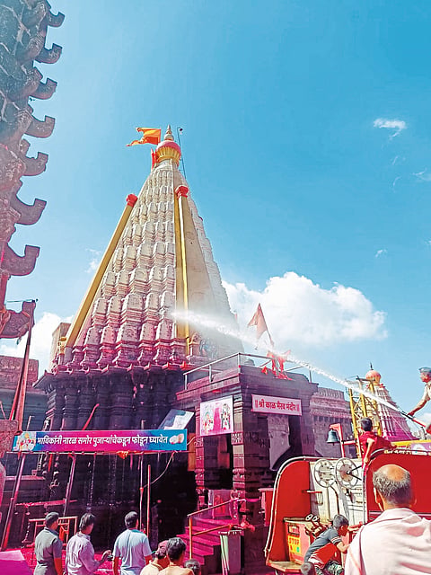 जोतिबा मंदिराची
यात्रेनिमित्त स्वच्छता