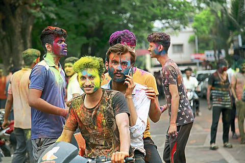 धुळवड धुमधडाक्यात साजरी... (फोटो फिचर)