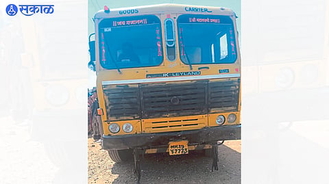 A sand dumper that crushes goats