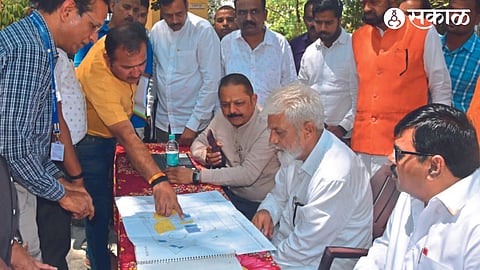 Shiv Sena Chief Balasaheb Thackeray taking information about the Smriti Udyan work Guardian Minister Dada Bhuse.