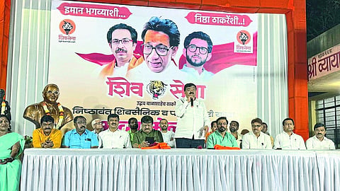 Shiv Sena (Thackeray group) speaking at the meeting, Municipal Pramukh Sudhakar Badgujar. Neighbors Vinayak Pandey, Devanand Birari etc.