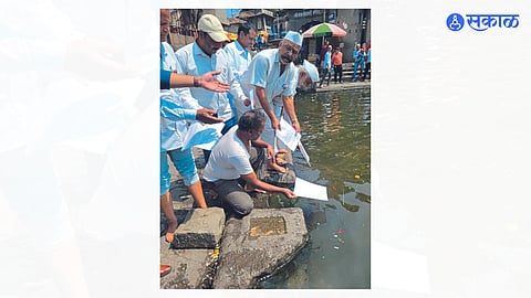 agitation by angry farmers immersing district bank seizure notices in Godavari river on Ramtirtha nashik news