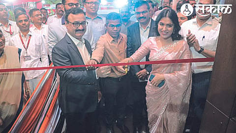 Actress Archana Nipankar, District Collector Gangatharan while inaugurating Pushpotsav 2023. D, Municipal Commissioner Dr. Chandrakant Pulkundwar and Adhikari.