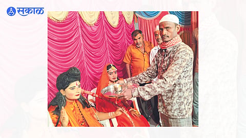Yusuf Pinjari during the Aarti of Prabhu Shriram and Sitamai in Ramlila Mahotsav.