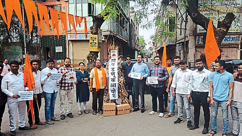 District Youth Army of shiv sena celebrate holi against Decisions of Election Commission dhule news