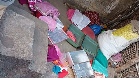 तीन घरे फोडून चोरट्यांनी अंदाजे दोन ते अडीच लाख रुपयाचा ऐवज लंपास केला.