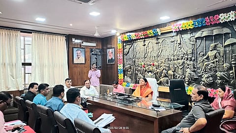 Mayor Pratibha Chaudhary speaking in the meeting of Water Supply Department