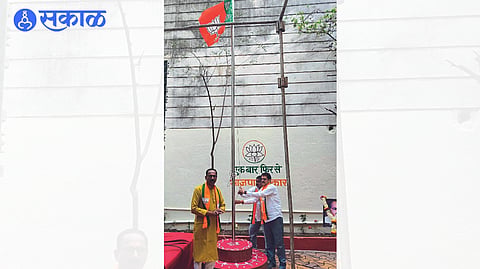 MLA Suresh Bhole hoisting the flag at Vasant Smriti office on Thursday. Neighbor officials