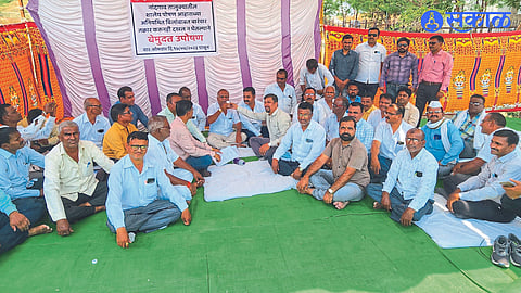 Pramod Chinchole broke his hunger strike by giving lemonade to Rajendra Patil, who was on a hunger strike in connection with the allocation of subsidy under the School Nutrition Scheme.