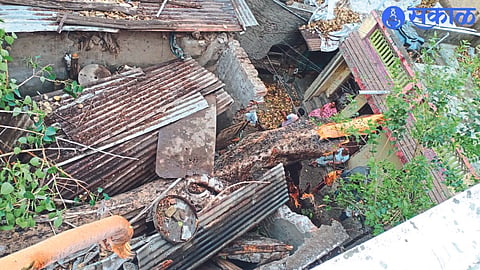 A tree fell on the house during the storm that occurred on Thursday afternoon in the area