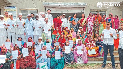 Officials while distributing the approval letter of Shravan Bal Yojana to the beneficiaries through the efforts of Shri Krishi Sevak Atmasanman Baliraja Seva Sangh.