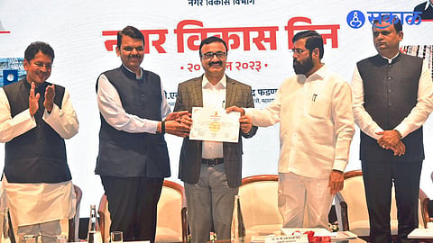 Commissioner Dr. Nashik Municipal Corporation came first in the state in saving establishment costs with record recovery, National Livelihood Campaign. Chief Minister Eknath Shinde, Deputy Chief Minister Devendra Fadnavis while felicitating Chandrakant Pulkundwar. Adjacent Education Minister Deepak Kesarkar, Legislative Assembly Speaker Rahul Narvekar.