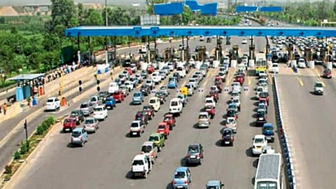 Mumbai toll booth with light vehicles benefiting from the new toll waiver.