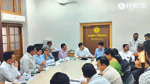 In the presence of Education Commissioner Suraj Mandhare and MLA Satyajit Tambe, a meeting was held regarding the issues of teaching and non-teaching staff.