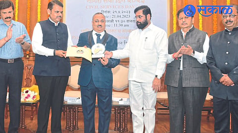 Collector Mahajan honored by Chief Minister eknath shinde jalgaon news